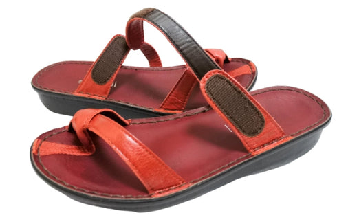 【インコルジェ8825 レッド】甲ストラップで、足元をしっかり安定させるトングサンダル